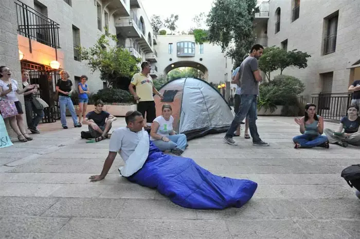 פני מחאת הדיור: סובל ממחלה נדירה ושובת רעב