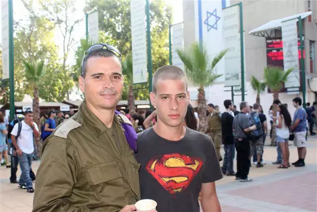בנו של מפקד האוגדה מגבעתי צועד בעקבותיו