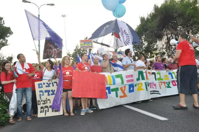 עשר צעדות ייערכו הערב במקביל ברחבי הארץ