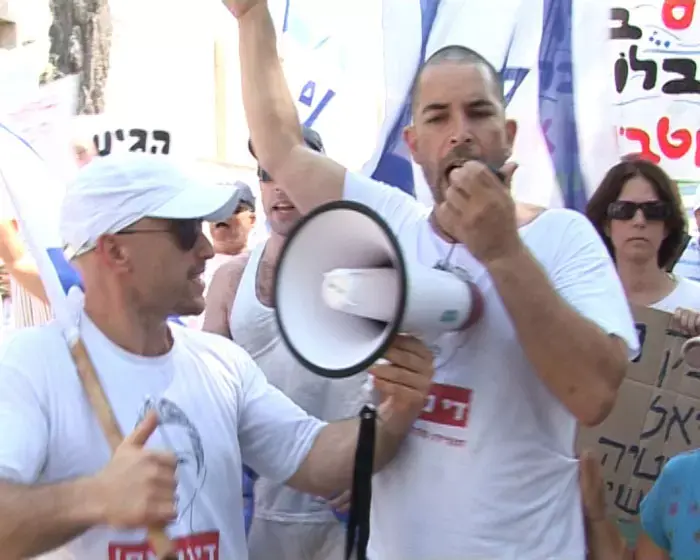 הפגנה במרכז תל אביב: "ארץ זבת חלב ומס"