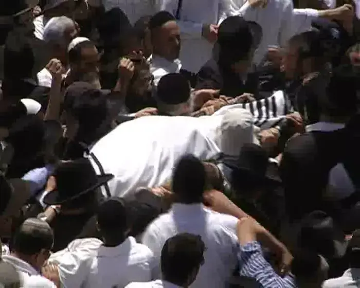 עשרות אלפים ליוו את הרב אבוחצירא בדרכו האחרונה