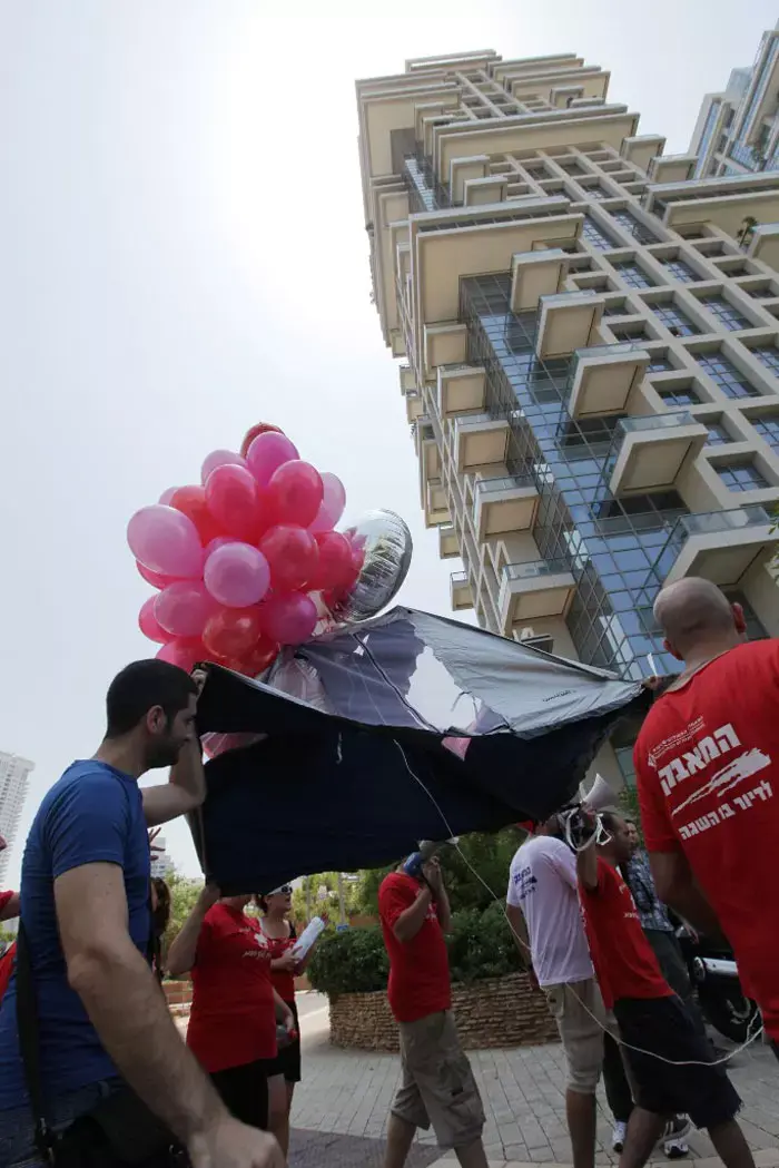מחאה בריח רע: פצצת סירחון נזרקה למגדלי אקירוב