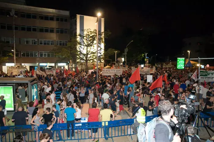 מפגינים חסמו צומת בתל אביב ופונו בכוח