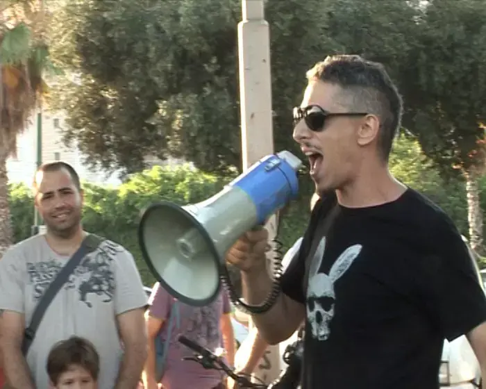 קוואמי מציג את שיר מחאת האוהלים שלו: "אסור להישבר"