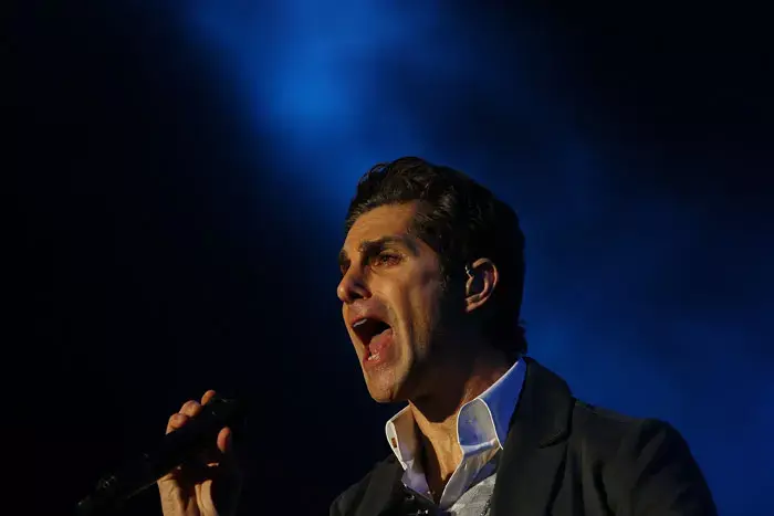 פרי פארל איבד את הקול, ג'יינז אדיקשן ביטלו הופעה