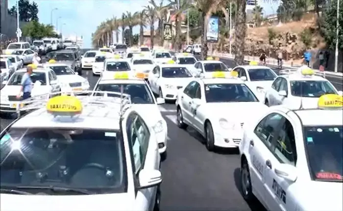המחאה על מחיר הסולר: נהגי המוניות חסמו את צומת קפלן בת"א