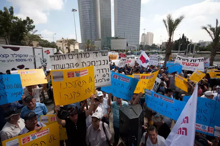 הגמלאים הפגינו בת"א: "אל תגעו בפנסיה של סבא"