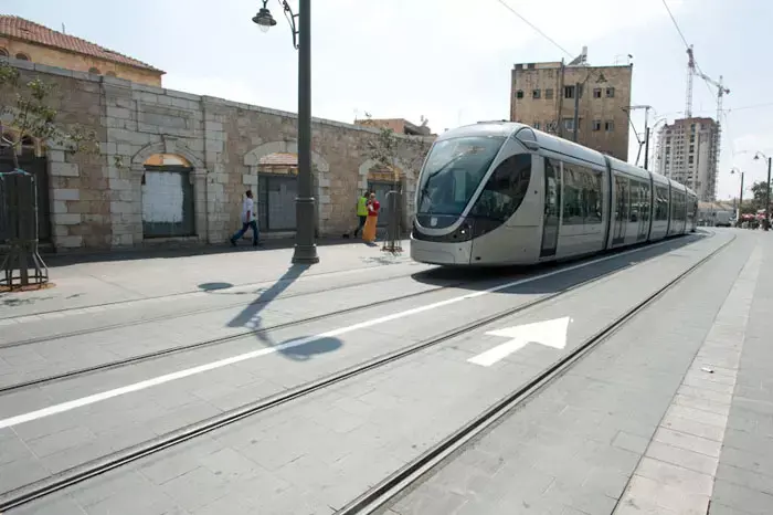 נגמרה החגיגה: מהיום - משלמים על הרכבת הקלה