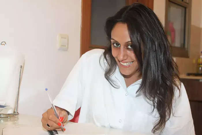 לא גומרים את החודש: סייעת רופא שיניים