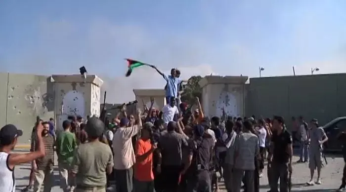 המורדים חוגגים בארמון קדאפי: "הוא לא כאן"