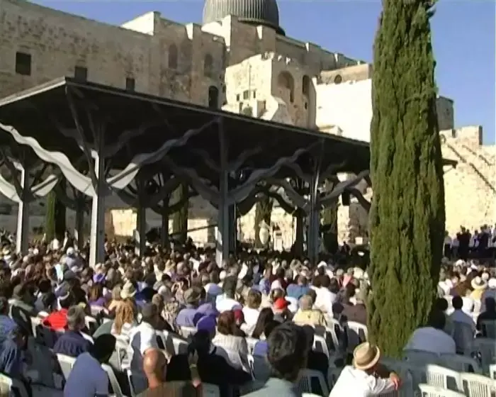 גלן בק נאם בכותל, עשרות השתתפו בהפגנת נגד