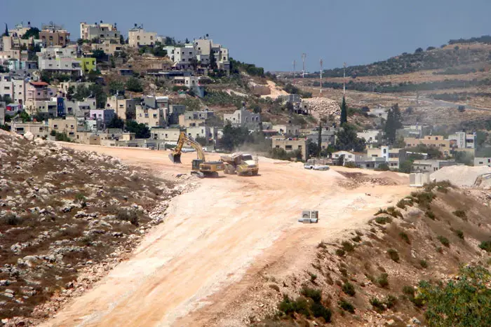 המדינה תסלול כביש מעבר לקו הירוק, תושבים יפוצו
