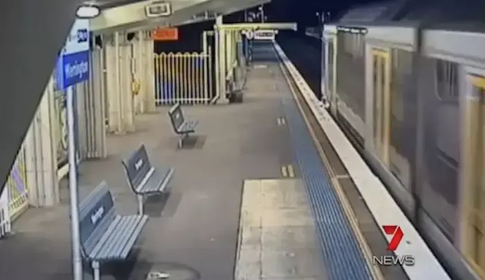 תיעוד: קפץ מול רכבת נוסעת - וניצל בדרך פלא