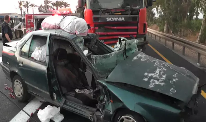 בעל ואישה נהרגו בהתנגשות רכב פרטי במשאית בצפון