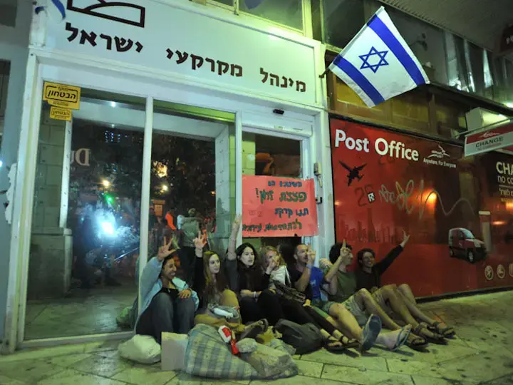 מפגינים ניסו לשפוך פסולת מול מינהל המקרקעין בירושלים