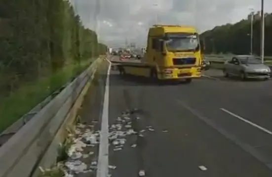 צפו: אלפי שטרות התפזרו בכביש מהיר בהולנד