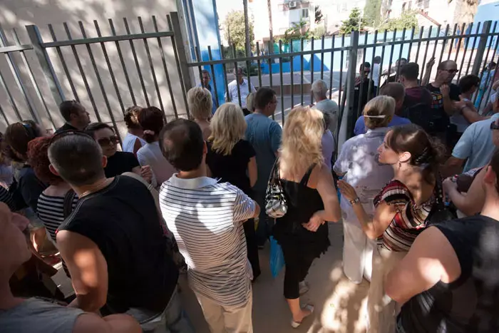 תלמידים לא רשומים והוריהם פלשו לבית ספר בפ"ת