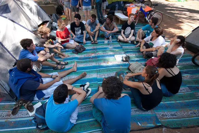 שיעור חברה: תלמידים יצאו ללמוד על מחאת האוהלים