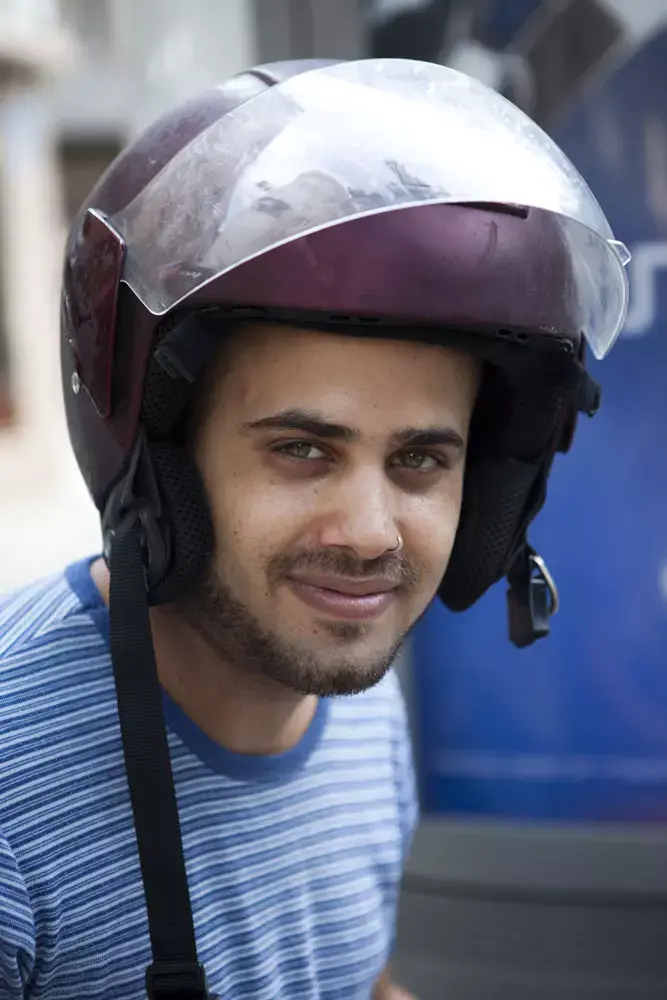 לא גומרים את החודש: שליח מסעדה