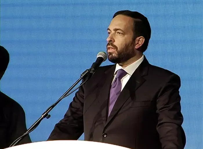 נאומו של השר אטיאס נקטע: "יש אנשים באוהלים"