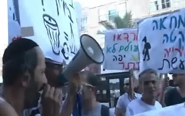 מאות הפגינו מול עיריית תל אביב נגד פינוי אוהלים