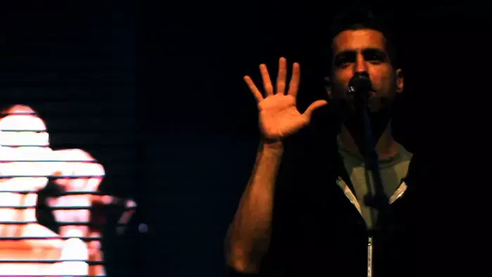 מוניקה סקס עומדים במקום בקליפ חדש - בכורה