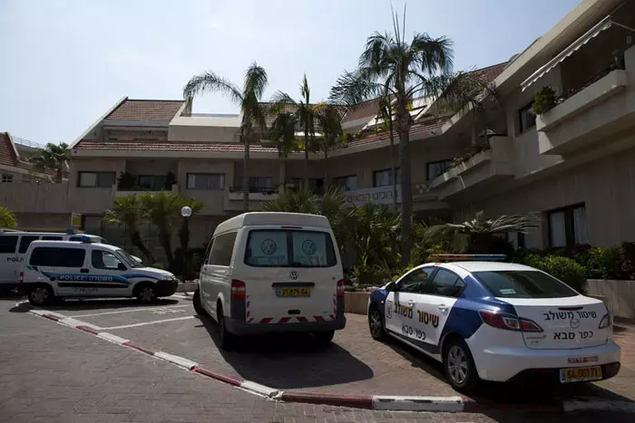 חשד לרצח: גופת קשישה נמצאה בבית, המטפל קפץ מהגג