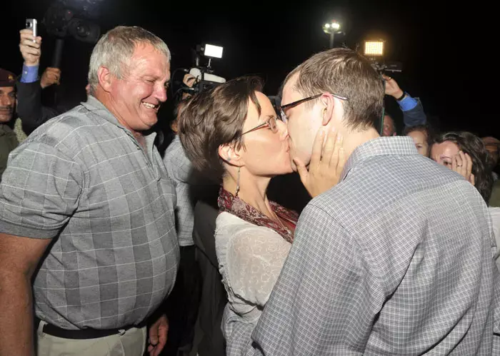 צפו: איחוד מרגש של המשוחררים מאירן עם יקיריהם