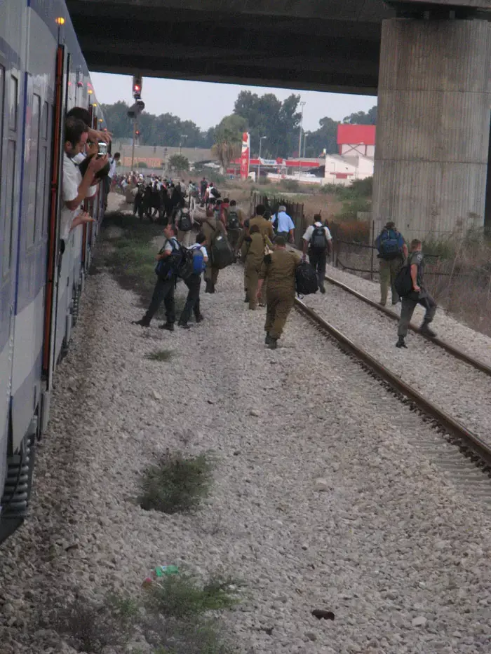 עיצומים ברכבת: נוסעים ירדו אל הפסים וזרקו אבנים