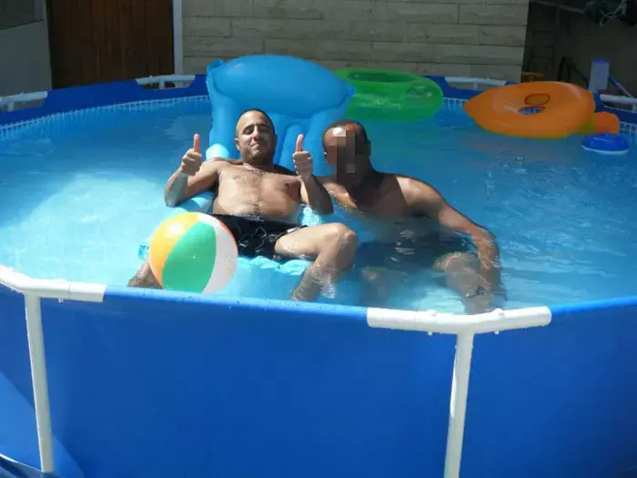 התמונות חשפו: הנאשם ב"פגע וברח" מבלה בבריכה