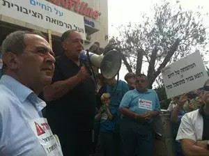 רופאים הפגינו בחיפה והתריעו מפני פיטורי המתמחים