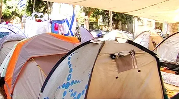 הפינוי יוצא לדרך: פקחי העייריה במאהל רוטשילד