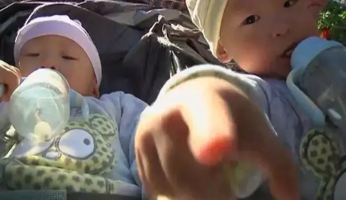 רואים כפול: מאות השתתפו בפסטיבל תאומים בסין