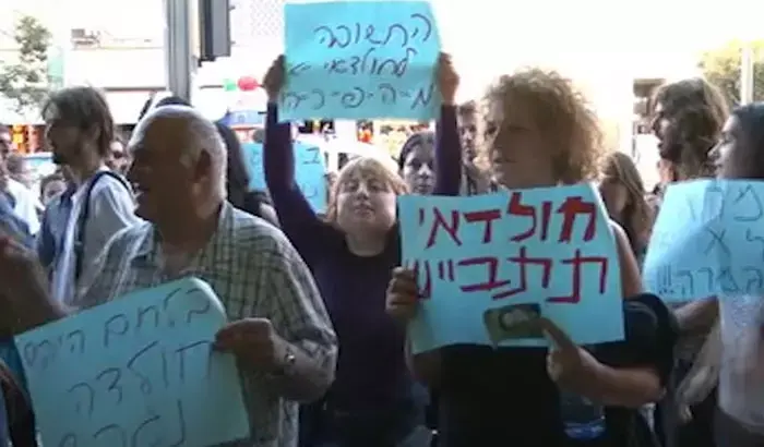 פעילי המחאה הפגינו: "השדרה נקייה, הלכלוך בעירייה"