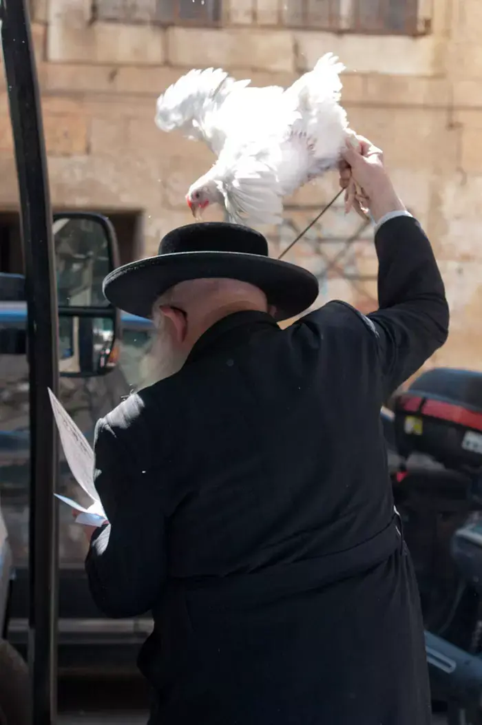 יהדות בתמונות: צפו במנהג הכפרות בירושלים