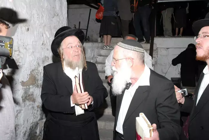 צלבי קרס בקבר יוסף: "רק ברברים מסוגלים לכך"