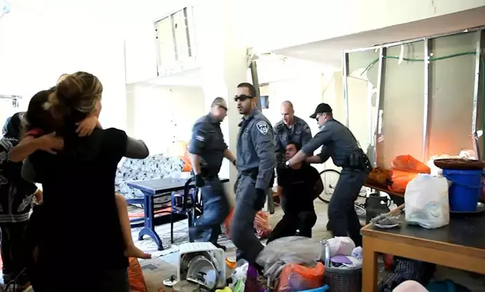 תיעוד נדיר: שוטרים מפנים באלימות משפחה בתל אביב