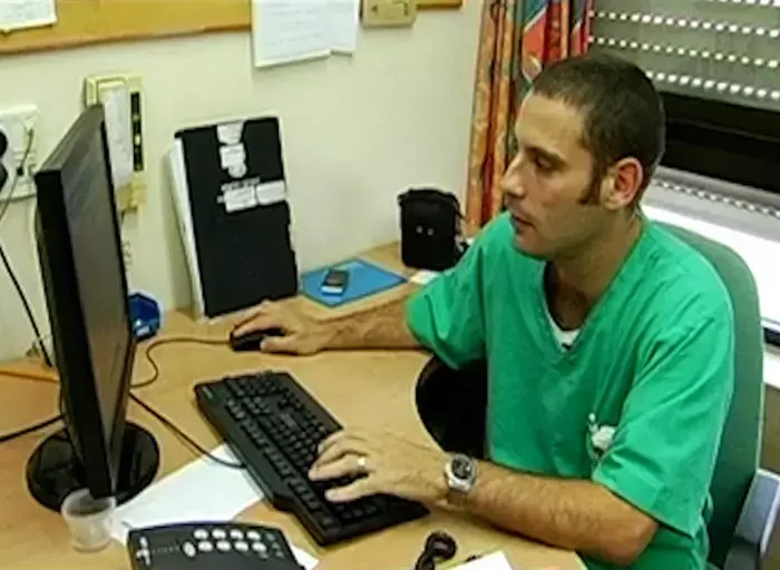 הצצה למשמרת של מתמחה: "אין לרופא הזה חיים?"