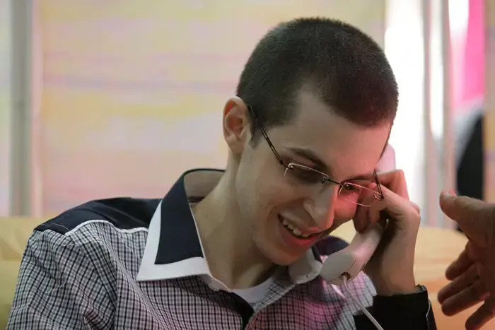 גלעד שליט חוזר הביתה: אריק איינשטיין מקדיש לו שיר