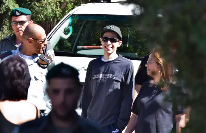 גלעד שליט נותח בהצלחה בידו, הרסיסים הוצאו