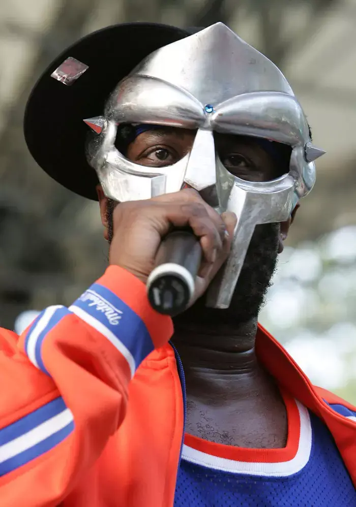 MF DOOM מגיע לישראל: מסע בעולם המופלא של הראפר החשוב