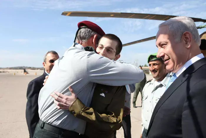 גנץ הכריע: שליט יישאר בצה"ל עד תום הטיפולים