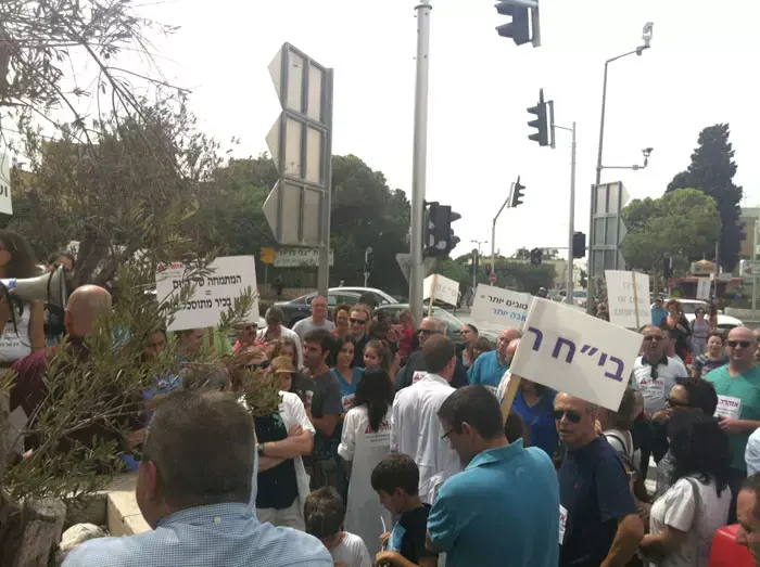 כמאה מתמחים הפגינו ברמב"ם: "עובדים בכפייה"