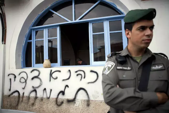 חשד לתג מחיר ביפו: מסעדה הוצתה, כתובות רוססו