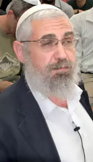 תלמידי הרב אלון מסבירים: "נשיקותיו לא מיניות"