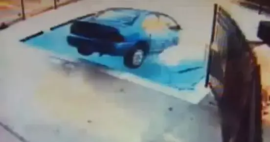צפו: בת 86 נהגה במכוניתה אל תוך בריכת שחייה