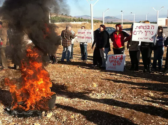 בגלל הפיטורים: עובדי מפעל פרי גליל חסמו כביש