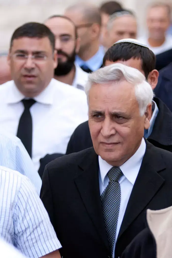 "משה קצב מסרב לפגוש את קרוביו במדי אסיר"