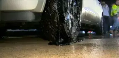 צפו: מאות מכוניות נתקעו בחומר דביק בארה"ב