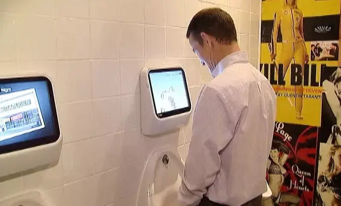 משחקים בפיפי: משחק וידאו חדש הותקן במשתנות פאב